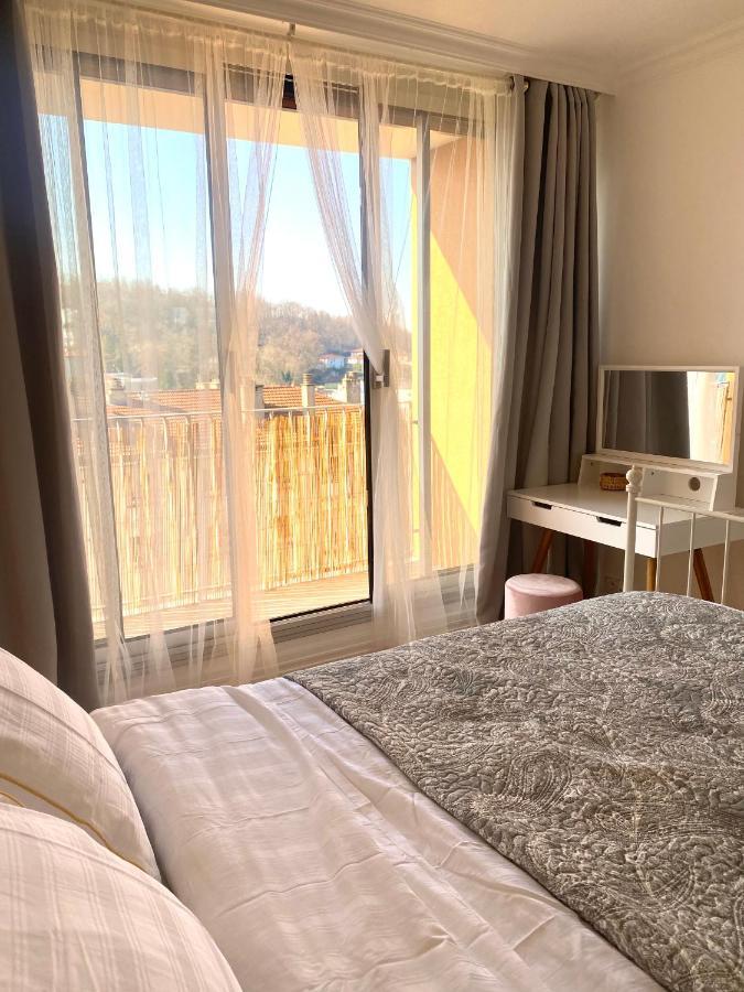Bergson - 80m2, 2 Grandes Chambres, Entierement Renovee Et Equipee, Lumineux, Wifi, Balcon, Calme, Vue Imprenable Apartment *