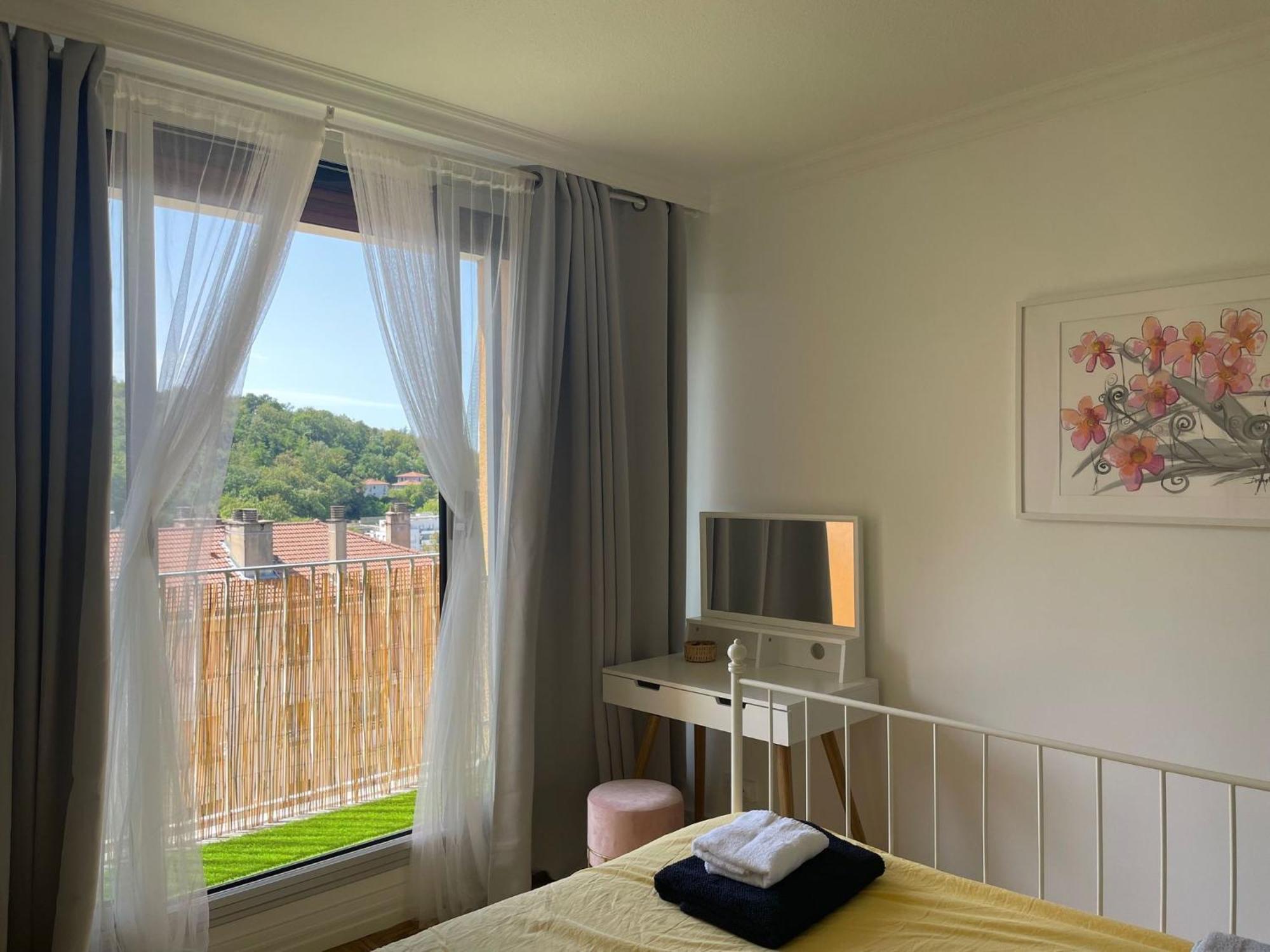 Apartment Bergson - 80m2, 2 Grandes Chambres, Entierement Renovee Et Equipee, Lumineux, Wifi, Balcon, Calme, Vue Imprenable *